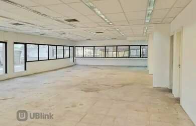 Imagem: O depósito possui 4 Vagas na garagem, 175m² de Área e está