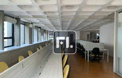 Imagem: O depósito possui 5 Vagas na garagem, 300m² de Área e está