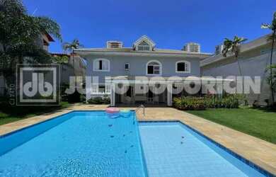 Imagem: A casa em condomínio possui 5 Dormitórios, 5 Banheiros, 4