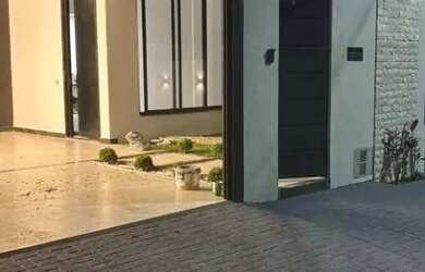 Imagem: A casa possui 3 Dormitórios, 2 Banheiros, 2 Vagas na garagem