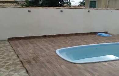 Imagem: A casa possui 3 Dormitórios, Acomodam 10 pessoas, 5 Vagas na