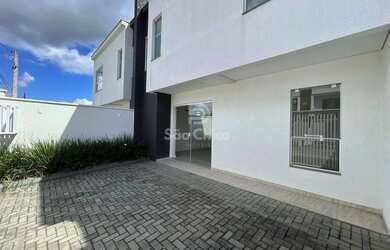 Imagem: A casa possui 3 Dormitórios, 1 Banheiro, 2 Vagas na garagem