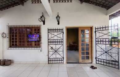 Imagem: A casa possui 2 Dormitórios, 2 Banheiros, 2 Vagas na garagem