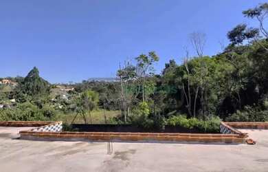 Imagem: A casa em condomínio possui 3 Dormitórios, 1 Banheiro, 2 Vagas