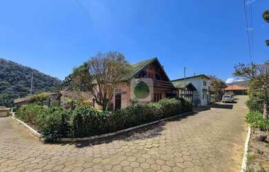 Imagem: A casa possui 4 Dormitórios, 4 Banheiros, 275m² de Área e