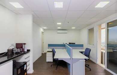 Imagem: O depósito possui 2 Vagas na garagem, 68m² de Área e está