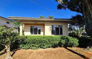 Imagem: A casa possui 3 Dormitórios, 1 Banheiro, 5 Vagas na garagem