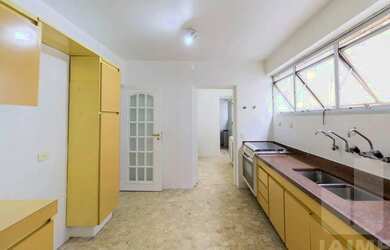 Imagem 8: Apartamento amplo em área nobre, 4 dormitórios sendo 2 suítes e 2 vagas...