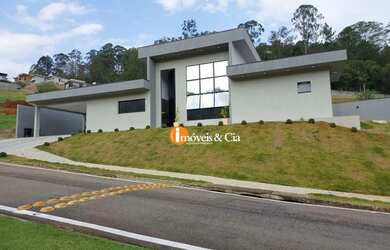 Imagem: A casa possui 3 Dormitórios, 2 Banheiros, 4 Vagas na garagem