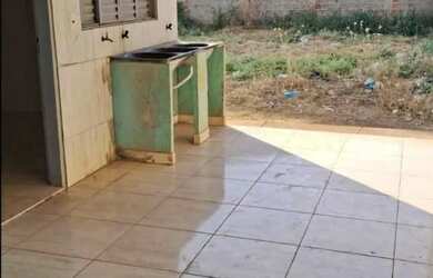 Imagem: A casa possui 3 Dormitórios, 1 Banheiro, 2 Vagas na garagem