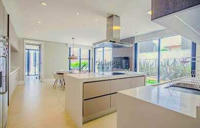 Imagem: A casa possui 4 Dormitórios, 5 Banheiros, 4 Vagas na garagem