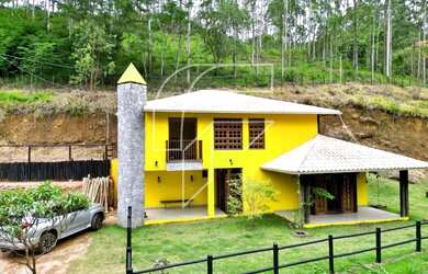 Imagem: A casa possui 3 Dormitórios, 3 Banheiros, 2 Vagas na garagem