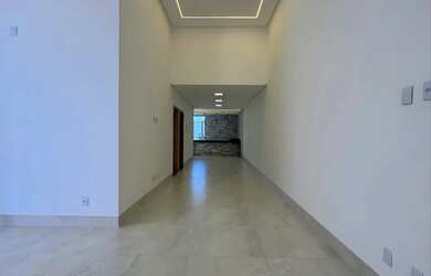 Imagem: A casa possui 3 Dormitórios, 2 Banheiros e está localizado