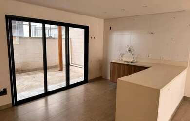 Imagem: A casa em condomínio possui 4 Dormitórios, 5 Banheiros, 2