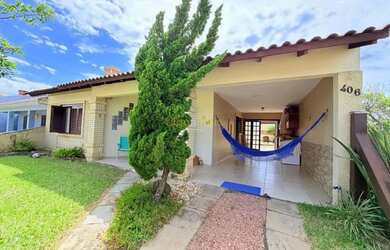 Imagem: A casa possui 3 Dormitórios, 2 Banheiros, 2 Vagas na garagem