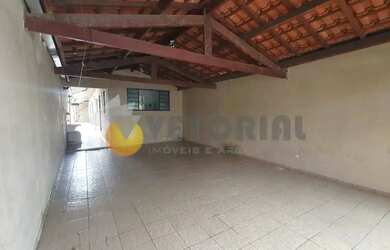 Imagem: A casa possui 2 Dormitórios, 2 Banheiros, 2 Vagas na garagem