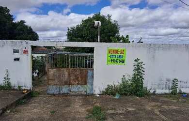 Imagem: A casa possui 3 Dormitórios, 2 Banheiros, 2 Vagas na garagem