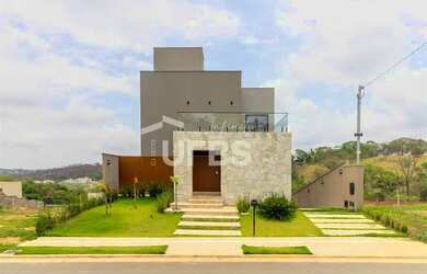 Imagem: A casa possui 3 Dormitórios, 4 Banheiros, 4 Vagas na garagem