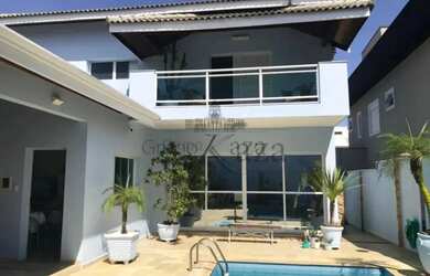 Imagem: A casa em condomínio possui 4 Dormitórios, 5 Banheiros, 4