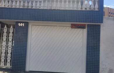 Imagem: A casa possui 3 Dormitórios, 2 Banheiros, 1 Vaga na garagem