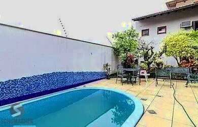 Imagem: A casa possui 4 Dormitórios, 5 Banheiros, 4 Vagas na garagem