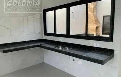 Imagem: A casa possui 3 Dormitórios, 2 Banheiros, 2 Vagas na garagem