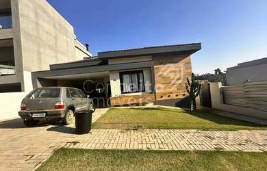 Imagem: A casa em condomínio possui 3 Dormitórios, 3 Banheiros, 4