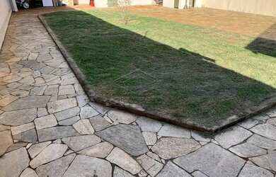 Imagem: A casa possui 3 Dormitórios, 3 Banheiros, 2 Vagas na garagem