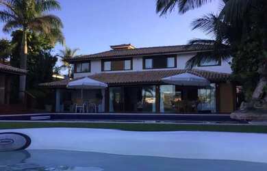 Imagem: A casa possui 5 Dormitórios, 5 Banheiros, 4 Vagas na garagem