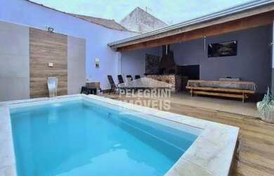 Imagem: A casa possui 3 Dormitórios, 2 Banheiros, 3 Vagas na garagem