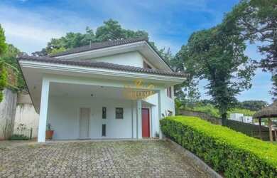 Imagem: A casa possui 4 Dormitórios, 4 Banheiros, 4 Vagas na garagem