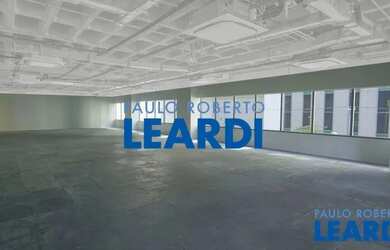 Imagem: O depósito possui 5 Vagas na garagem e 377m² de Área e está