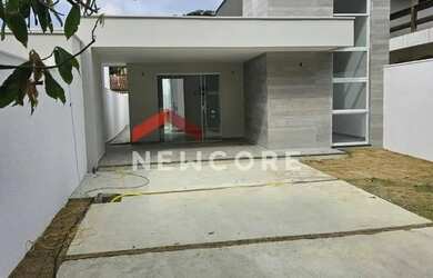 Imagem: A casa possui 3 Dormitórios, 2 Banheiros, 2 Vagas na garagem