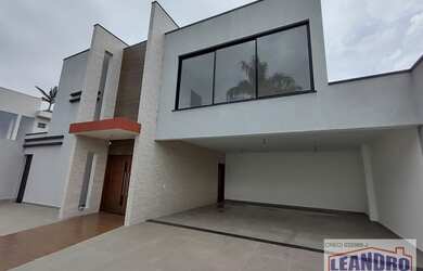 Imagem: A casa possui 3 Dormitórios, 4 Banheiros, 4 Vagas na garagem