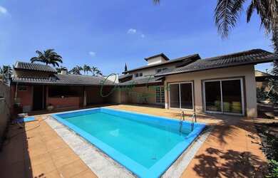 Imagem: A casa possui 4 Dormitórios, 4 Banheiros, 5 Vagas na garagem