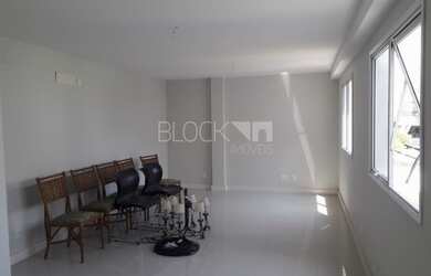 Imagem: O depósito possui 1 Vaga na garagem, 30m² de Área e está