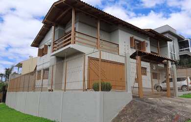 Imagem: A casa possui 4 Dormitórios, 3 Banheiros, 2 Vagas na garagem