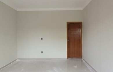 Imagem: A casa possui 3 Dormitórios, 2 Banheiros, 4 Vagas na garagem