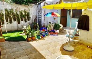 Imagem: A casa possui 3 Dormitórios, 2 Banheiros, 1 Vaga na garagem