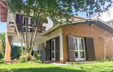 Imagem: A casa possui 5 Dormitórios, 4 Banheiros, 5 Vagas na garagem