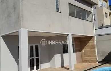 Imagem: A casa possui 3 Dormitórios, 2 Banheiros, 5 Vagas na garagem