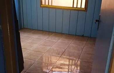 Imagem: A casa possui 2 Dormitórios, 1 Banheiro, 1 Vaga na garagem