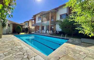 Imagem: A casa possui 3 Dormitórios, 4 Banheiros, 4 Vagas na garagem