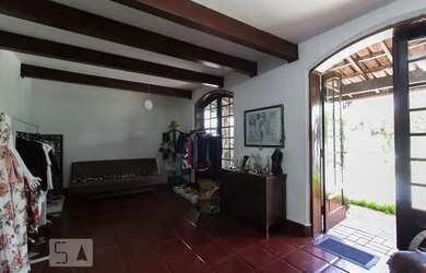 Imagem: A casa possui 4 Dormitórios, 3 Banheiros, 2 Vagas na garagem