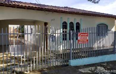 Imagem: A casa possui 3 Dormitórios, 2 Banheiros, 1 Vaga na garagem