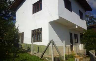 Imagem: A casa possui 1 Dormitório, 1 Banheiro, 1 Vaga na garagem e