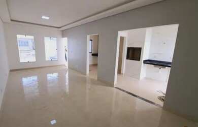 Imagem: A casa possui 3 Dormitórios, 2 Banheiros, 2 Vagas na garagem