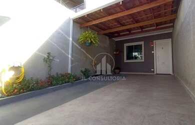 Imagem: A casa possui 3 Dormitórios, 1 Banheiro, 2 Vagas na garagem