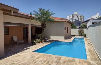 Imagem: A casa em condomínio possui 5 Dormitórios, 4 Banheiros, 2