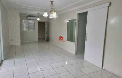 Imagem: A casa possui 4 Dormitórios, 4 Banheiros, 4 Vagas na garagem